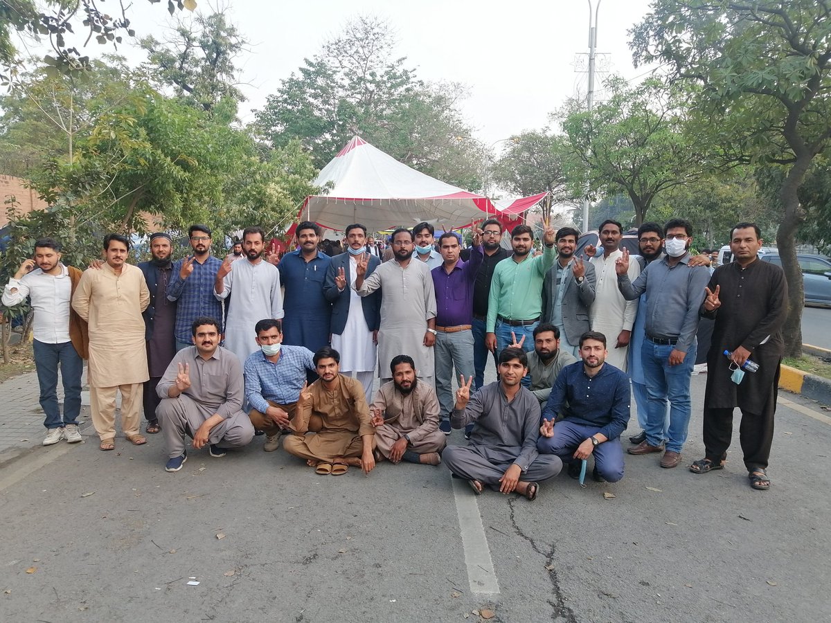 AAPSheikhupura's tweet photo. شفقت صاحب کی شفقت کے منتظر
شیخوپورہ کی ٹیم دھرنے میں موجود

@Shafqat_Mahmood 
@DrMuradPTI https://t.co/9rEwCOgXf8