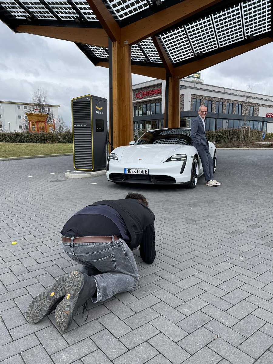 franz_rother's tweet photo. Charging-Talk with the former CEO of #Opel, #Continental and #Canoo, #volkswagen-Manager and #nicola-Investor Karl-Thomas Neumann at the charging station of @Fastned in Limburg.@PorscheNewsroom https://t.co/zLfzejf0Xx