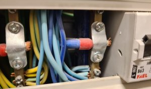 DPolicja's tweet photo. Dzielnicowi ujawnili nielegalny pobór energii elektrycznej w jednym z mieszkań na terenie powiatu kłodzkiego. Mężczyzna poprzez bezprawne podłączenie korzystał z prądu z pominięciem licznika.
https://t.co/RpMsrxjEg8 https://t.co/Ssx009ZZJQ