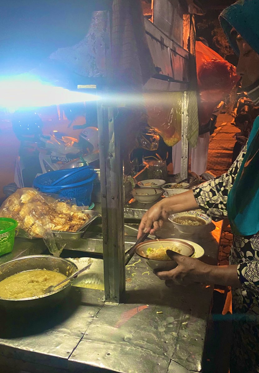 sumpah ye ni mie badrun yang di kesiman, mau kata tempatnya deket tempat pembuangan sampah, tetep enak2 aja akutu makan di sana. mienya mie sedap campur saus kacang, lontong, tahu dan telor ceplok anjayyyy. 10ribu saja bundaaaa #kulinerdenpasar