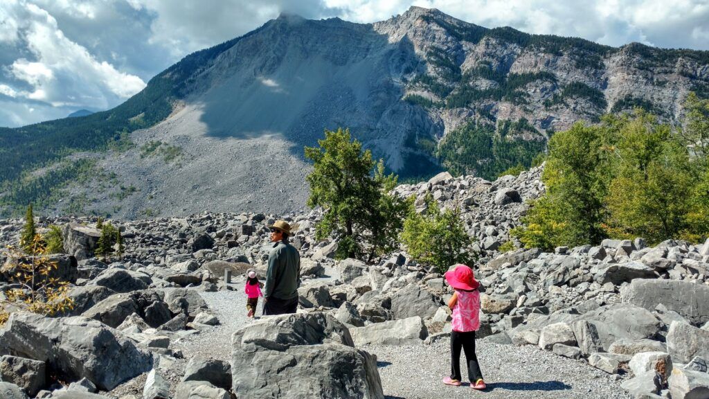 playoutsidegal's tweet photo. When you camp at Lundbreck Falls, you can fish the Crowsnest River, walk to the falls, and explore Crowsnest Pass! Note that this campground is now 100% reservable. ➡️ https://t.co/m63m04TFbI @Albertaparks #ABparks @SouthwestAB #bucketlistAB https://t.co/ucUoWdtHsi
