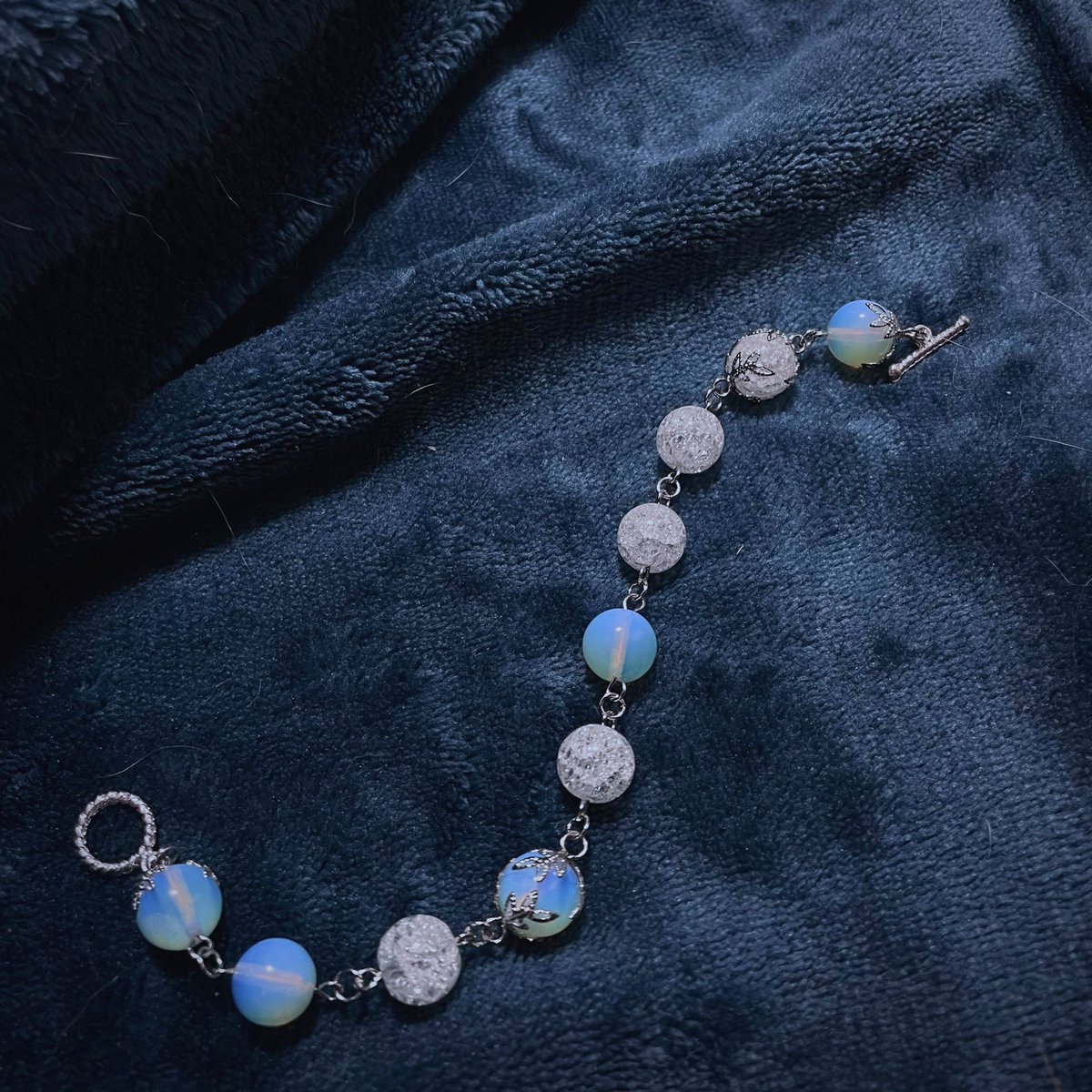 whitepaper_brac's tweet image. 웹툰 신과 함께-신화편에 나오는 혼살이꽃과 뼈살이꽃 모티브의 컨셉 팔찌입니다. 두번째 팔찌의 경우 좀 더 특별한 느낌의 잠금장치를 사용하고 싶어서 키링 자재를 사용하여 만들었어요!