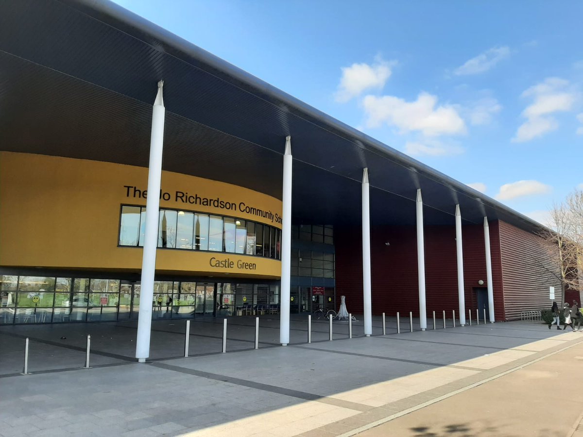 MPSBarkDag's tweet photo. Safer schools officer PC Halleron is on proactive  foot patrol around the vicinity of Jo Richardson school as part of #OpBempton @lbbdcouncil 1548EA https://t.co/gBqs9gAfxQ