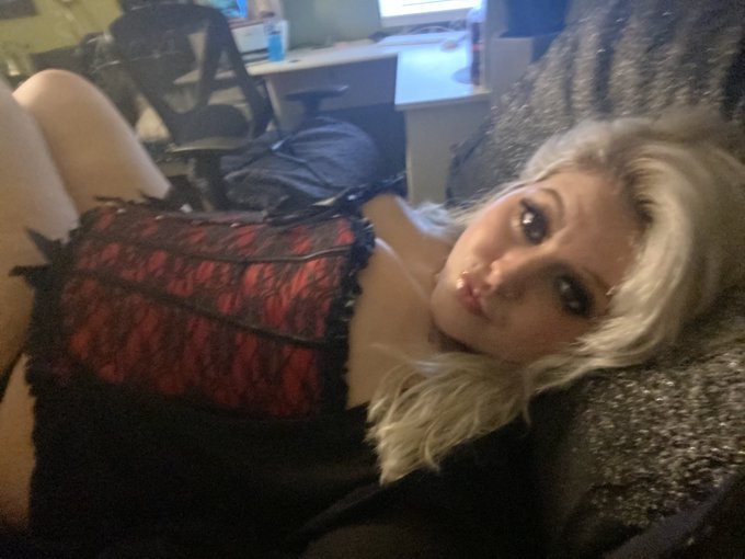 Danielle - @MissVicki_17 Yes https://t.co/hWHl09qa8x https://t.co/gEgN5VYzew