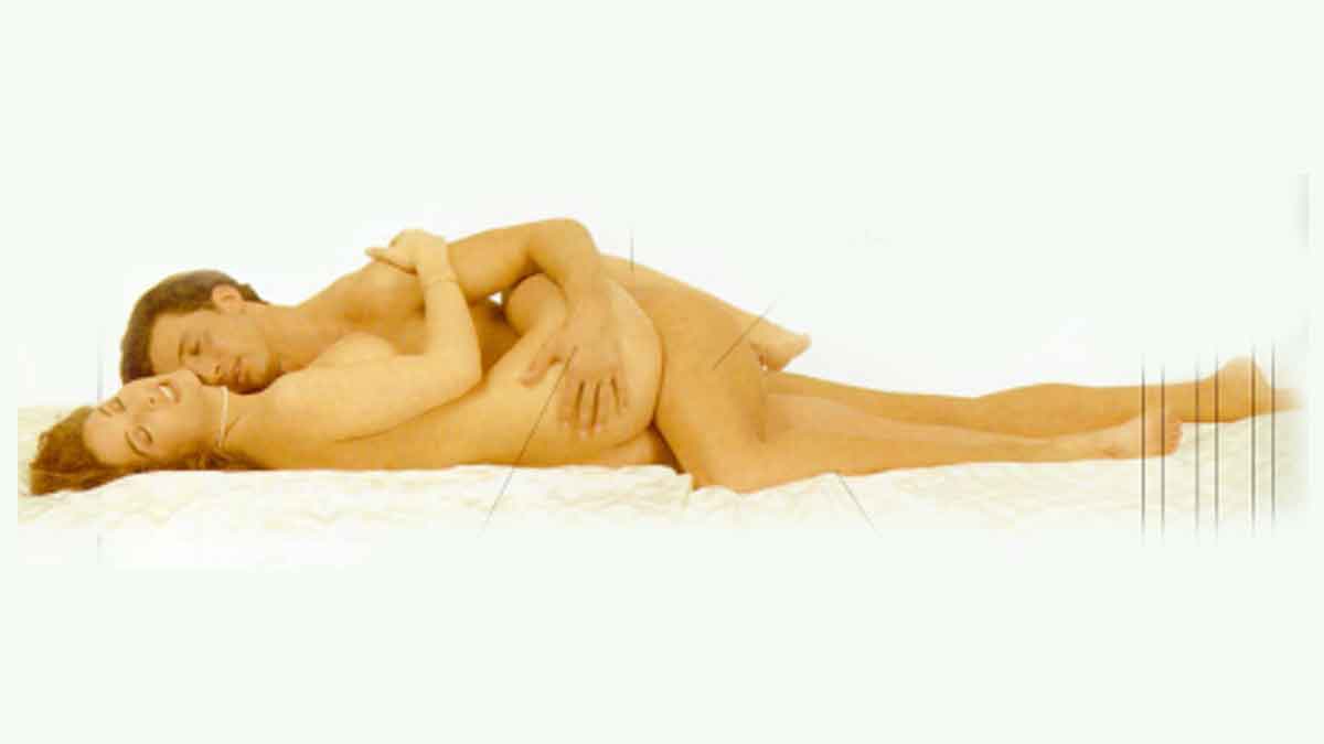 HappyMo04015488's tweet photo. Lay down face to face and insert.
Woman puts her upper leg on man's thigh and the other on the man's crotch.
The entanglement of legs give very uplifting feeling.
Recommend for elder, weak strength or when doing sex in the morning.
#PerfumedGarden #PerfumedGardenImage https://t.co/bf8lq6Omrk