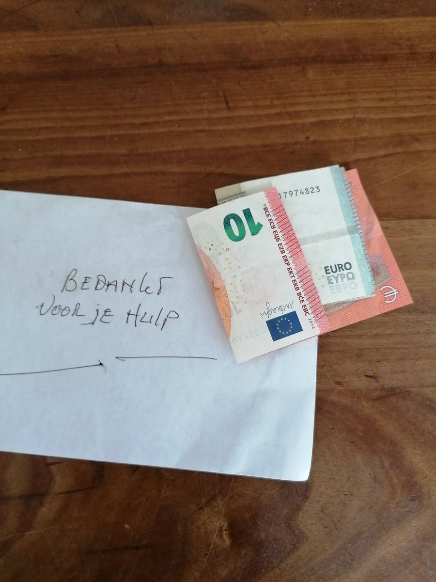 wegenwacht4447's tweet photo. Gisteren iemand geholpen zonder benzine, geen geld bij zich ,geen betaalpas, geen telefoon met een bank app.... Ik gaf hem €10 benzine en vandaag lag dit op de deurmat https://t.co/mO9B9pUOLC
