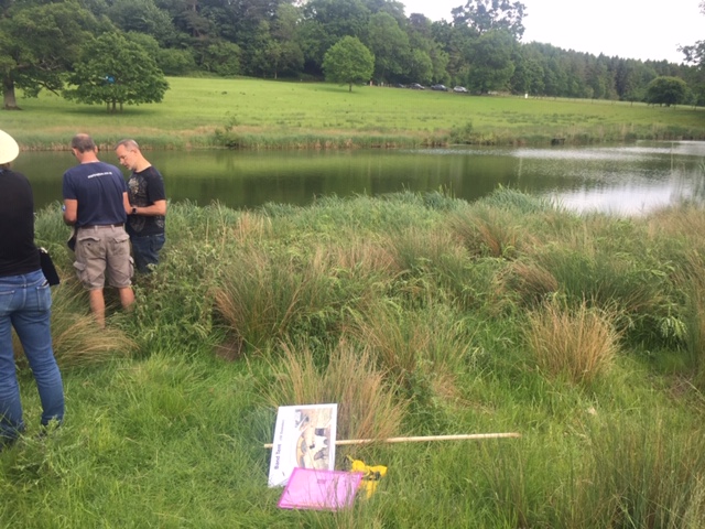 SanditonSister2's tweet photo. #MondayVibes
๐ท shared by location manager #DeeGregson.
Here's Matt at the regatta location, deciding the lay-out for the scenes, and where โto hammer some big poles into the river-bank, so that the boat could be tied up".
#Sanditon #bts #SanditonZen https://t.co/e4cb744L3l
