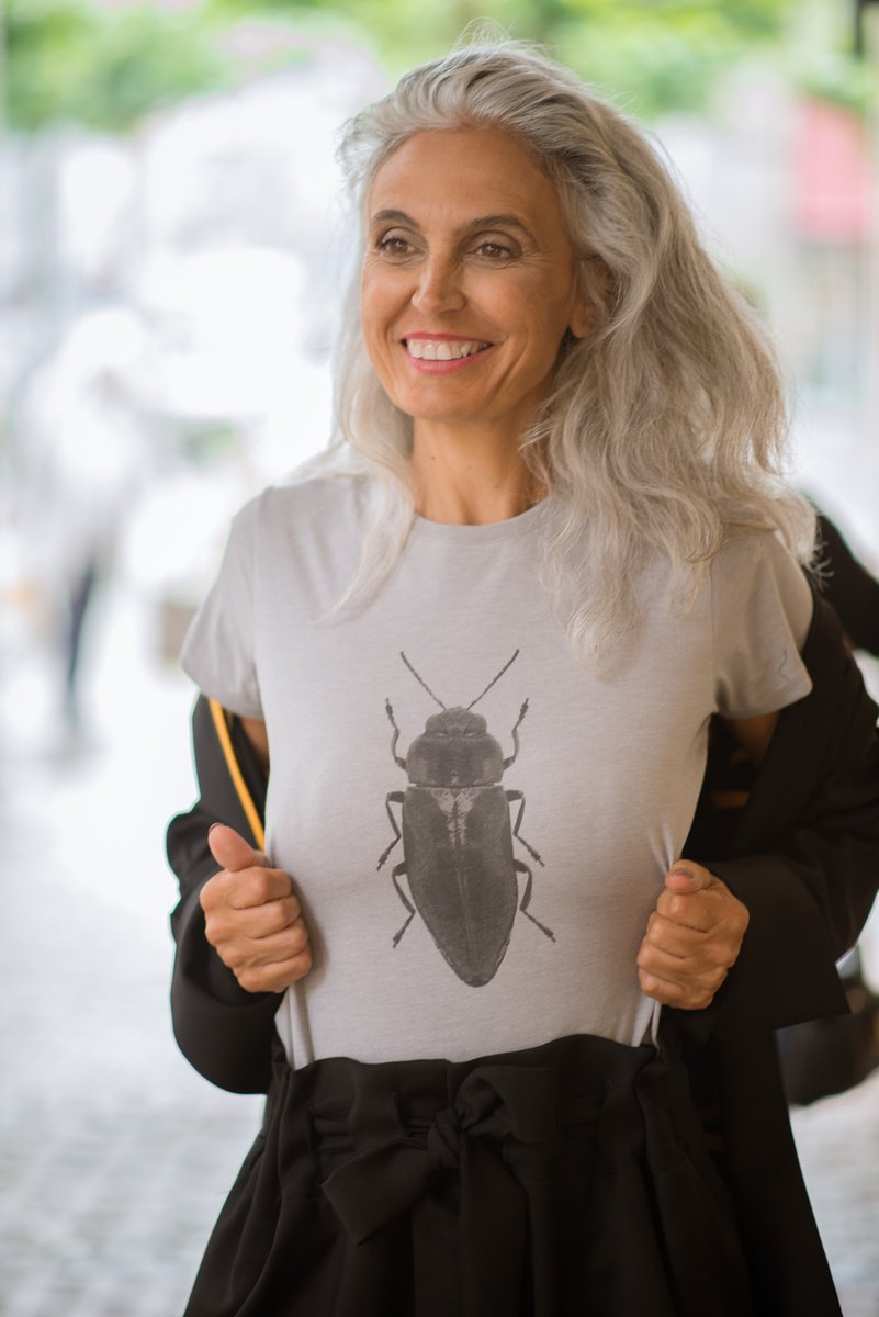 InsectRespect's tweet photo. #Insektenengagierte: Die deutschen Designerinnen Irina Könitz &amp; Semiramis Wall präsentierten 2018 ihr nachhaltiges #Modelabel @MirayYuna. In ihren Entwürfen legen die Modemacherinnen Wert darauf, #klassischeEleganz mit modernem #Design zu verbinden. #Mode
https://t.co/gc9MmMlaPa https://t.co/mZNN6HUnXm