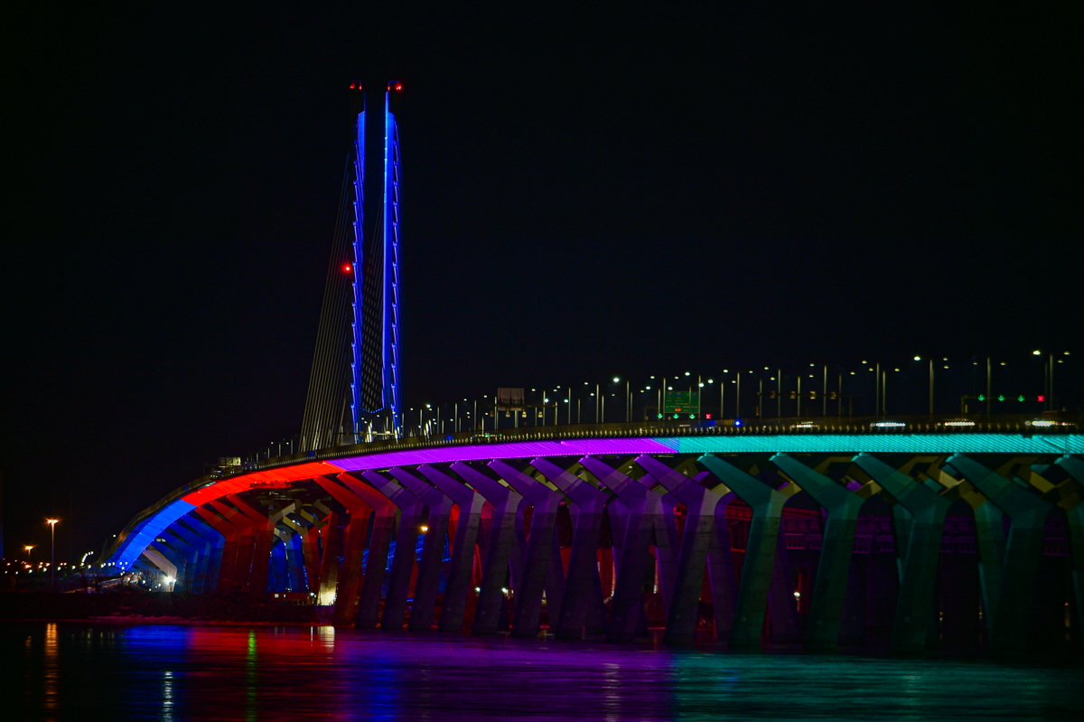 The Samuel De #ChamplainBridge lit brightly Saturday evening to celebrate the International Day of La #Francophonie. 

#SamuelDeChamplainBridge #Mon20Mars
#JournéeInternationaleDeLaFrancophonie