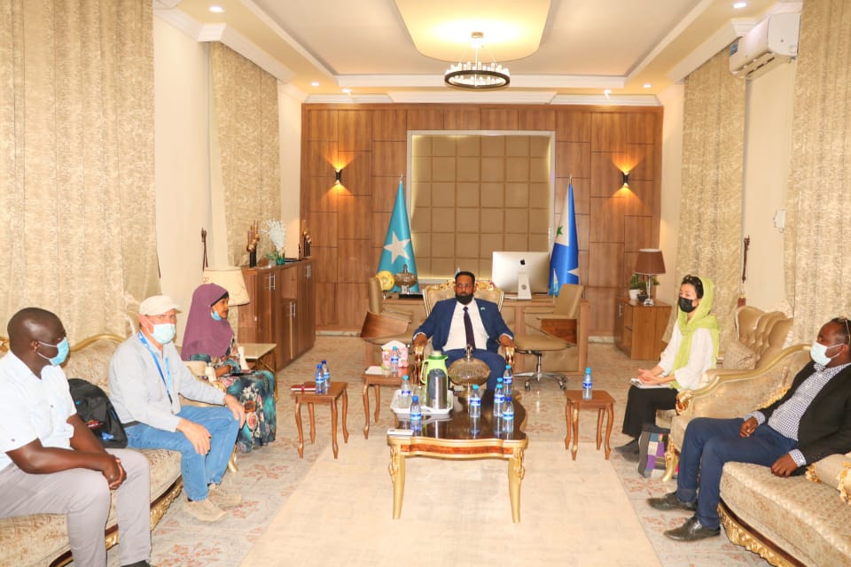 GalmudugState_'s tweet photo. @UNSomalia oo Dhawaan xarun ka Furanaysa Galmudug.
Waxaa maanta soo gaaray M/#Dhuusamareeb xubno ka tirsan Xafiiska QM ee Soomaaliya, xubnahan oo isugu jiray farsmo yaqaanno iyo khubaro amni aya u yimid sahminta halka loo asteeyey iney degaan https://t.co/t3lG5vtRkg