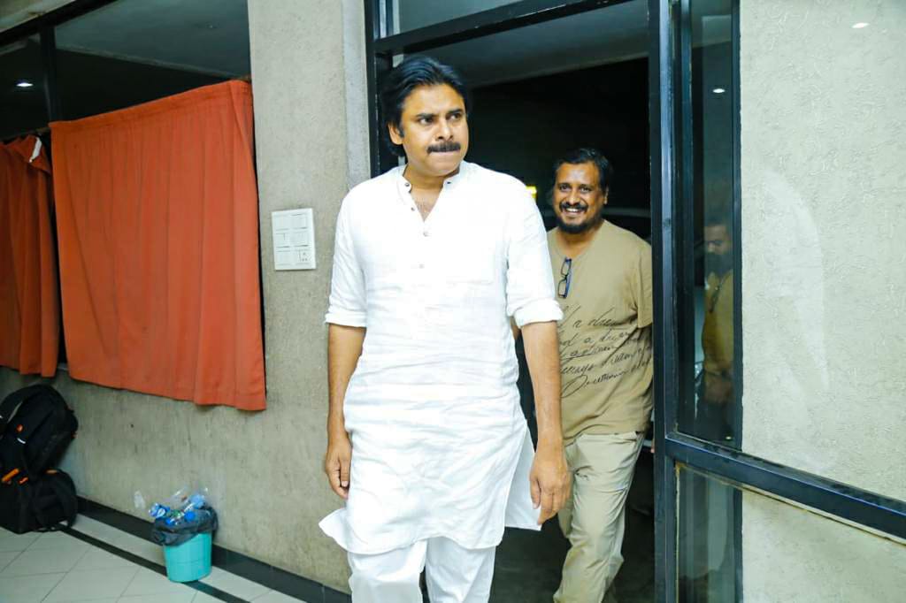 LMKMovieManiac's tweet photo. #Powerstar @PawanKalyan begins dubbing for #VakeelSaab 👍

#PSPK #VakeelSaabOnApril9th https://t.co/uBgZo49RkU