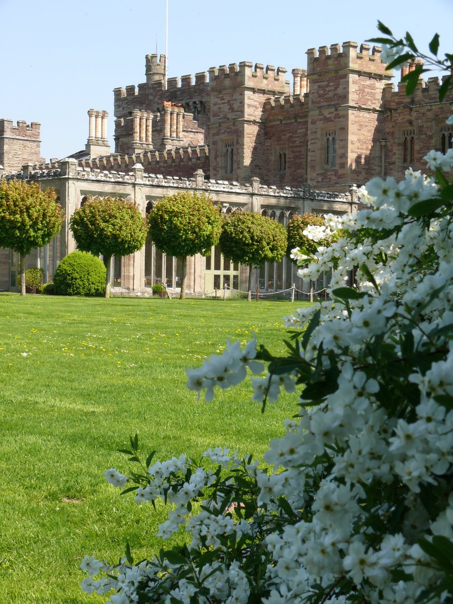 Hampton Court Castle tweet media