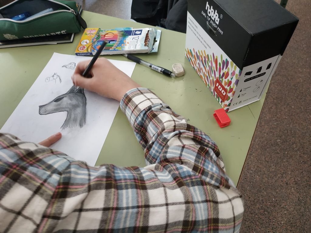 RBMarinas's tweet photo. Hoxe levamos a cabo, no centro educativo IES Isaac Díaz Pardo do #ConcellodeSada, un Taller de Ilustración da Natureza, na que colaborou o 🎨 ilustrador local Suso Cubeiro.
Como podedes comprobar nas 📸 imaxes, deixou un agasallo para a comunidade educativa deste instituto! 👏 https://t.co/tHYBLulIyS