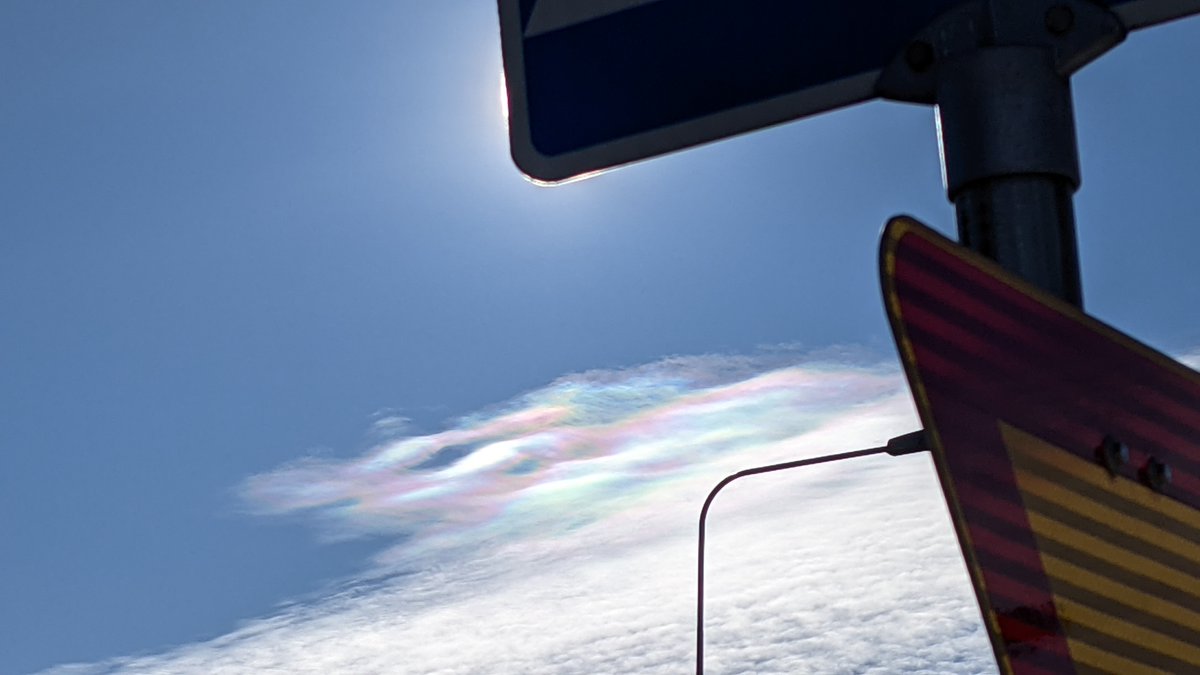 Värien kirjoa on tänään päästy ihailemaan myös päiväsaikaan auringon kehäilmiön ja lukuisten väripilvien muodossa.