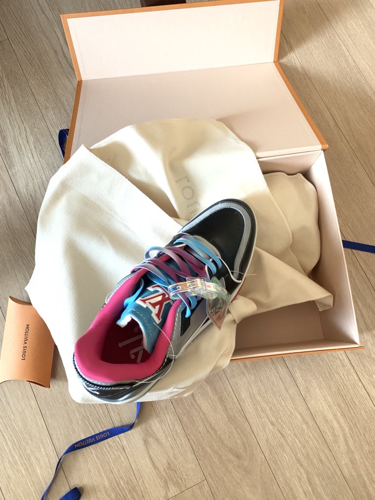 sukyoon's tweet photo. 🧏🏻‍♂️🛼 @LouisVuitton https://t.co/BOHc92VVF5
