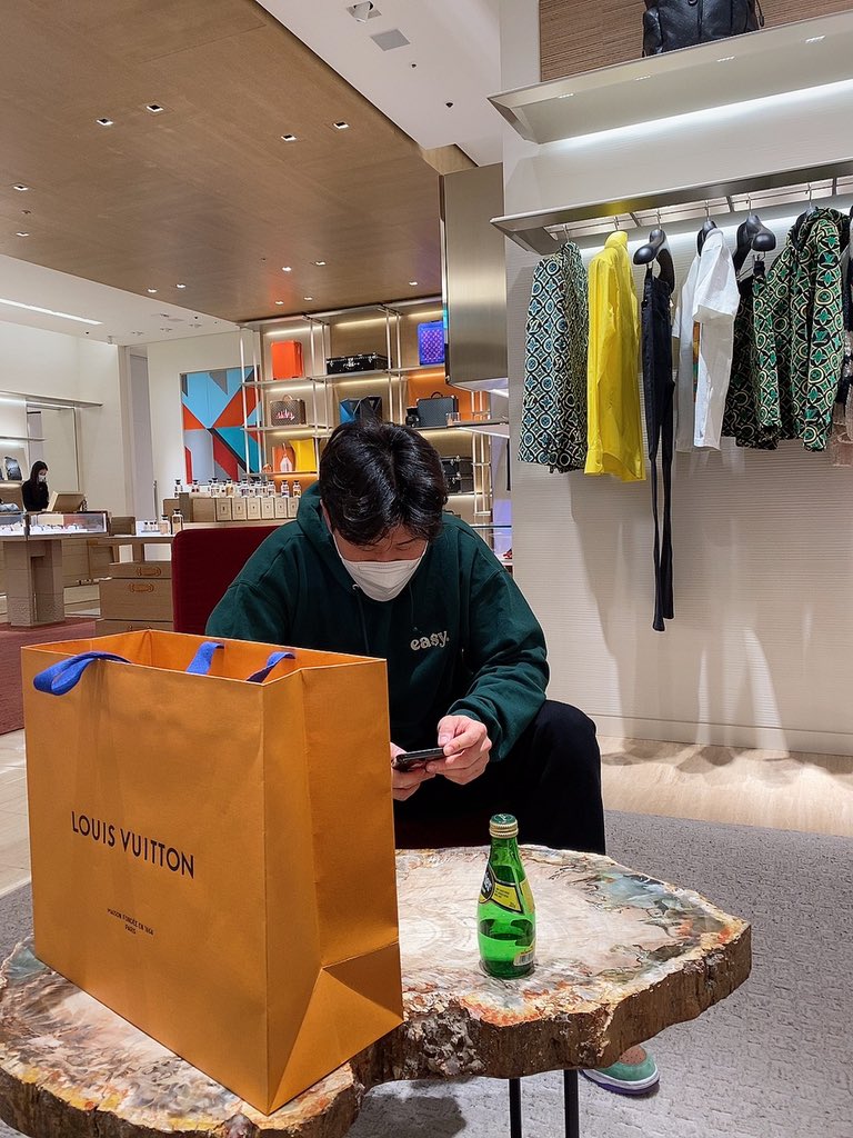 sukyoon's tweet photo. 🧏🏻‍♂️🛼 @LouisVuitton https://t.co/BOHc92VVF5