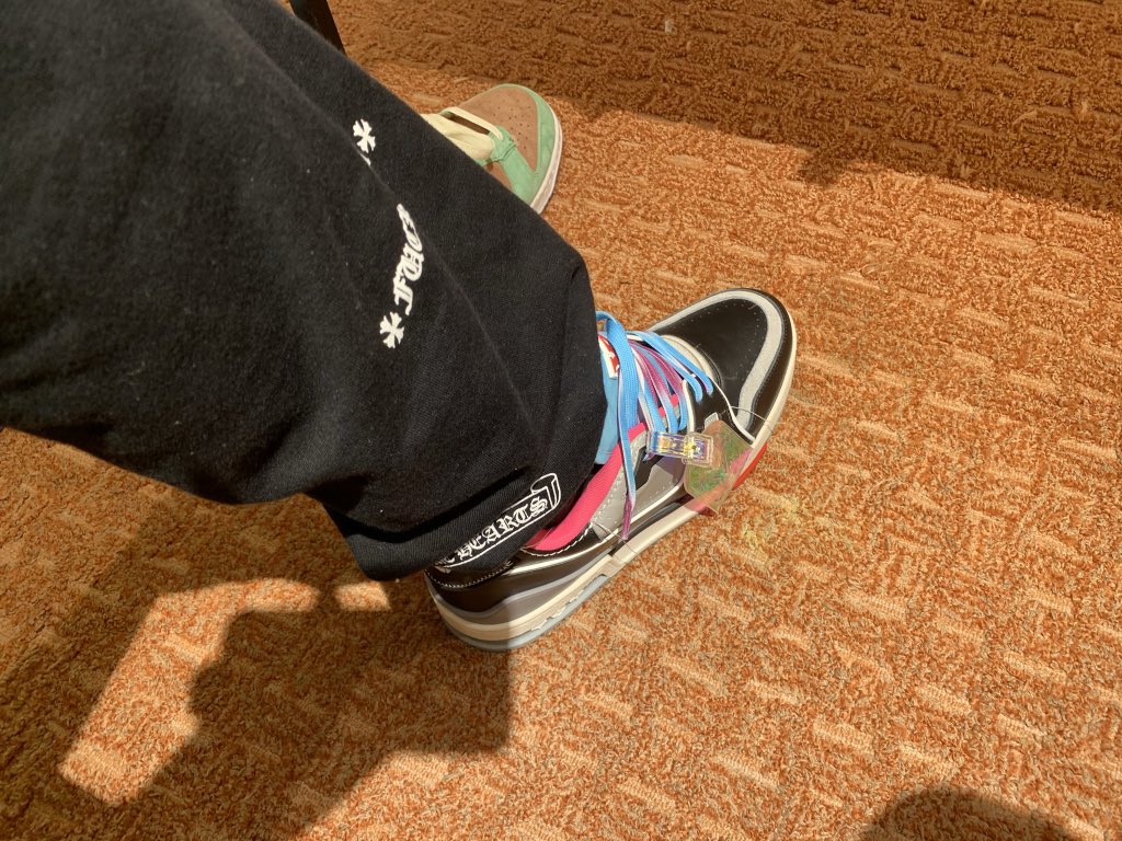 sukyoon's tweet photo. 🧏🏻‍♂️🛼 @LouisVuitton https://t.co/BOHc92VVF5