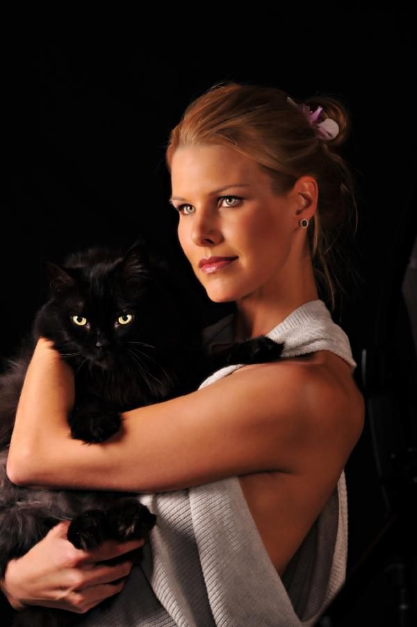 bringbackjackie's tweet photo. After attending Leon Black's 60th bday party Howard and Beth Stern named their black cat....get this....Leon.
@nypost @LevineJonathan @AliEWentworth 
#HowCuteIsThat?
#ItsDifferentOutInTheHamptons
#ItsAWholeThingDontAsk https://t.co/025HRFh8Qt