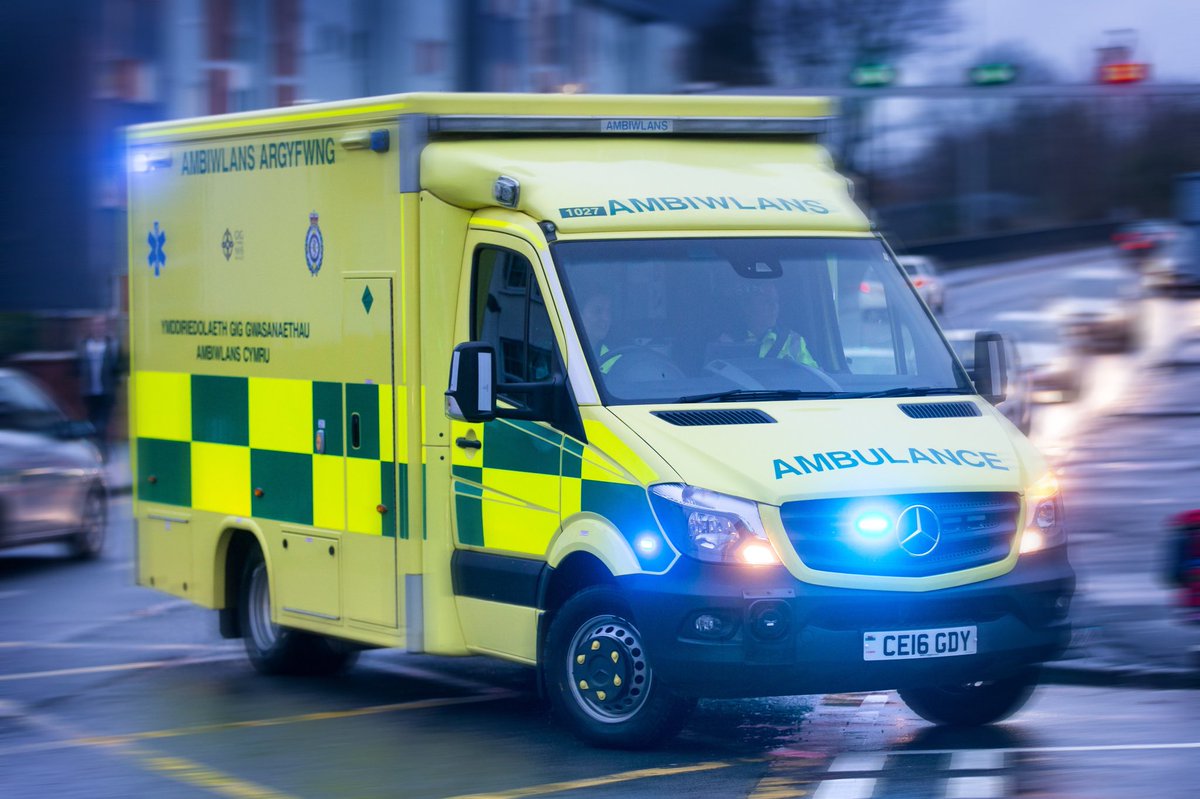 RECRUITING: Experienced paramedic excited by improving practice and outcomes as a CLINICAL LEADER? Want to lead your team in a progressive service and help realise our ambition to deliver excellence? APPLY NOW to be a #TeamWAST SENIOR PARAMEDIC bit.ly/2OYMKPN