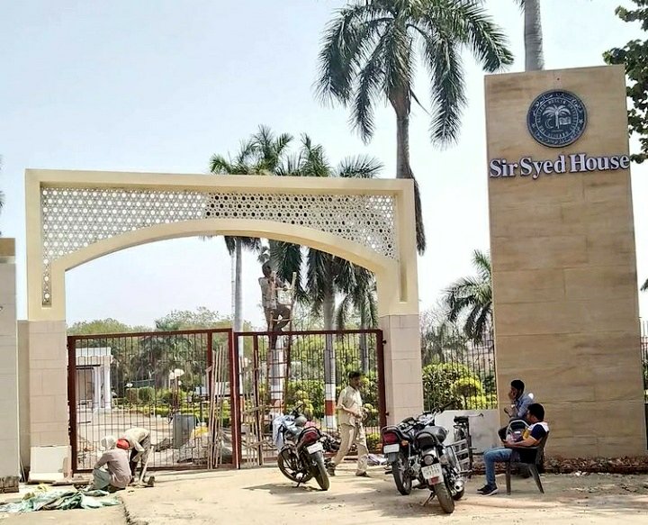 thealigsportal's tweet photo. Newly constructed Main Entrance Gate of SIR SYED HOUSE 🇭🇺
#AMU #SSHOUSE https://t.co/59eU5pcSwH