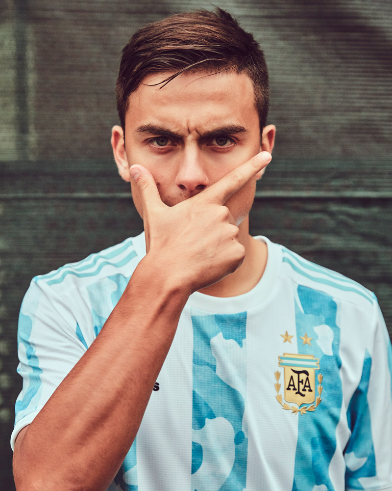 el curioso caso de dybala que siempre presenta las camisetas pero nunca aporta nada a la selección argentina