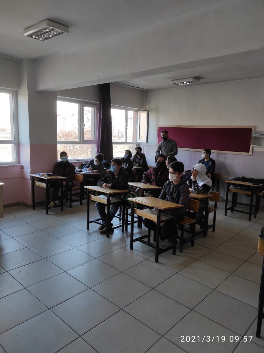 #Evderehberimyanımda projesi kapsamında kurumumuz öğretmeni tarafaından Kazım Karabekir Ortaokulundaki 8.sınıf öğrencilerine Üst Öğrenim kurumları hakkında bilgilendirme semineri yapıldı<a href="/bingolmem/">Bingöl MEM</a> <a href="/RahmiGuney/">Rahmi GÜNEY</a> <a href="/yusuf_tokus/">Yusuf TOKUŞ</a> <a href="/arge_mem/">Bingöl Mem Arge</a> <a href="/Ademalp12/">adem alp</a>