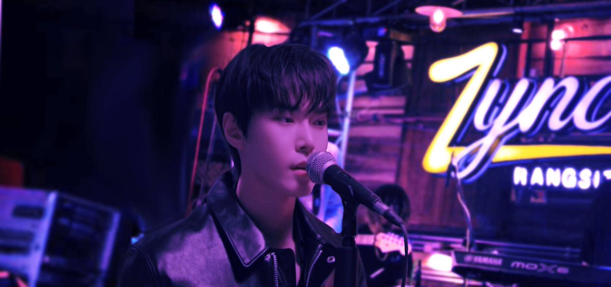 ตลกดีว่ะ ตั้งใจจะดื่มเพื่อลืมเธอแต่ดันมาเจอเธอร้องเพลงที่รังสิต