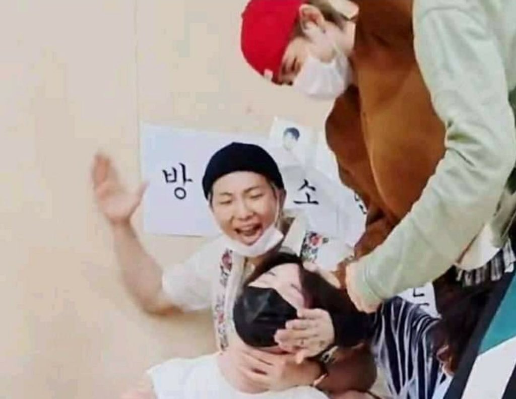 coffesjine's tweet photo. quando entrei no fandom eu achava que V era o irmão do taehyung???vai fazer oq me da um tapao??
 
#ArmyConfessionTime https://t.co/SmKu4X2CwB