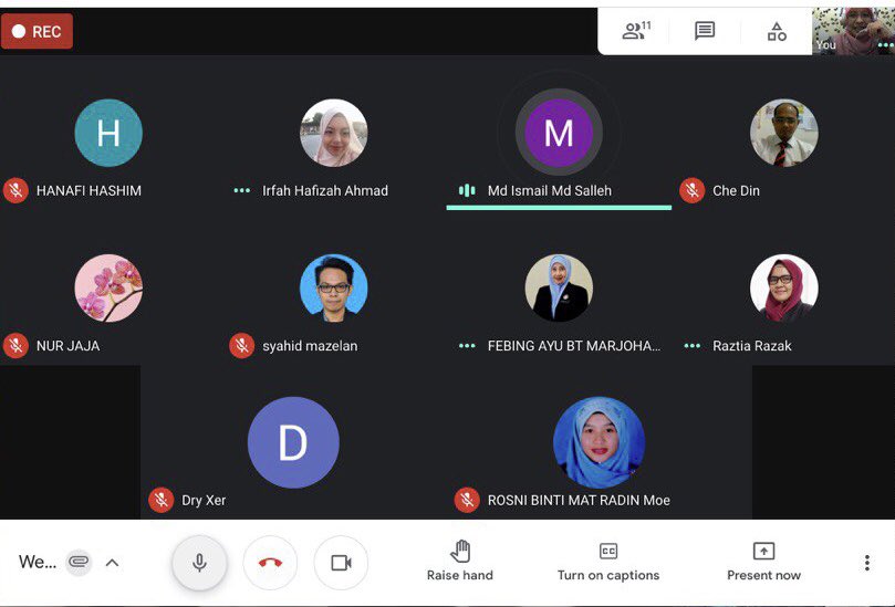 ruzlaini's tweet photo. First webinar on Do your:bit challenge today with teachers from Terengganu.

I will share the recorded video on my youtube channel, soon😍😍

@microbit_edu 
#microbitChampions 
#doyourbitchallenge
#womeninSTEM
#womenintech https://t.co/wBrntm3Rv5