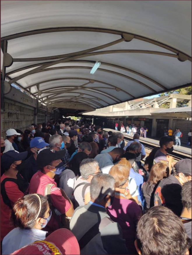 El_Consultor_'s tweet photo. Debido a las pocas unidades de trenes en el Metro de Caracas la aglomeración crece. Un vagón del Metro de Caracas lleno de pasajeros ante la cuarentena radical se trasladaban en el tren con la puerta abierta mientras avanzaba.
#ElConsultorAldía #Noticias #NoticiasAquí #BreakNew https://t.co/SKNFCmkfuv