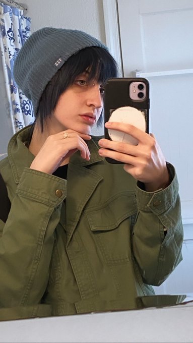On/off 🖤 They/he https://t.co/4q4WXOOYof https://t.co/qpFkKQjYmu