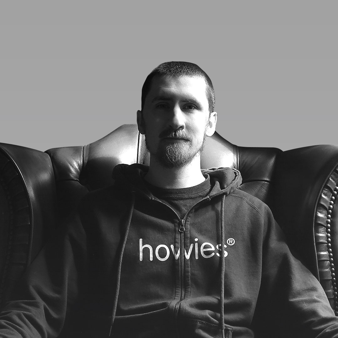 howiesgraphics's tweet photo. Thought I would show my face… and my lockdown haircut! Currently working on website updates ✨ #selfie https://t.co/hcW5rY6rfg
