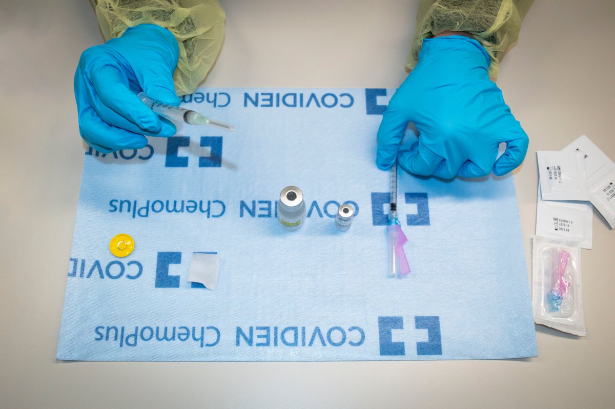 A behind-the-scenes look at the #UofT St. George Vaccine Clinic, led by our very own Linda Dresser (<a href="/ASPLDD/">LDD</a>). 

Watch the full interview via <a href="/globalnewsto/">Global News Toronto</a> 

📺 ow.ly/z3FH50E54oI