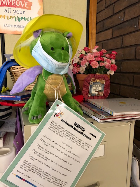 CRASMrsEnnis's tweet photo. We are working on complex vowel patterns with Gus. We are building bigger, longer, more complex words. #UOSPhonics #FTS4rKids https://t.co/YHlZQ5zQv9