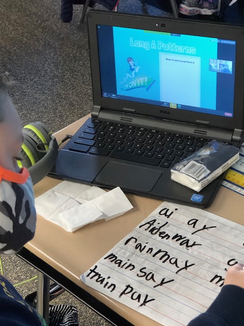 CRASMrsEnnis's tweet photo. We are working on complex vowel patterns with Gus. We are building bigger, longer, more complex words. #UOSPhonics #FTS4rKids https://t.co/YHlZQ5zQv9