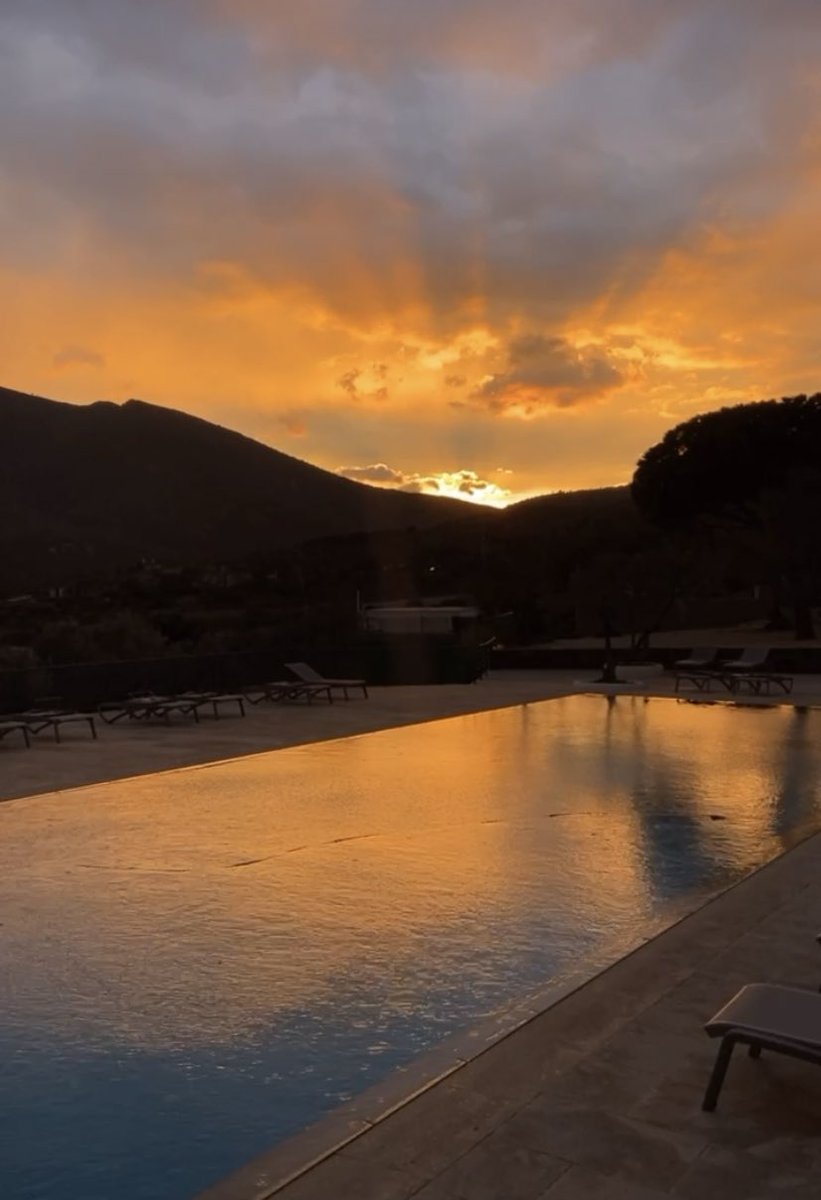 CarpeCadaques's tweet photo. Posta de sol d’aquest cap de setmana, contrast de colors 🧡 https://t.co/6BP5T9L8lC