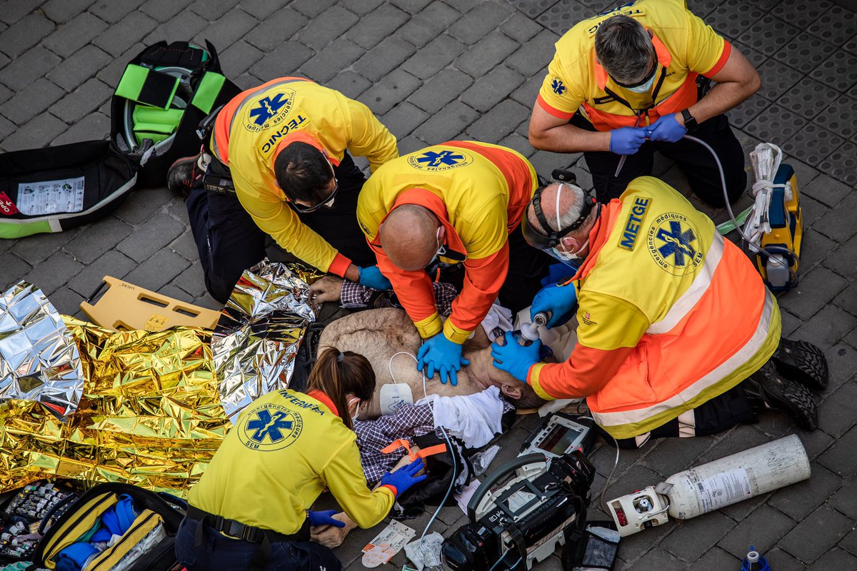 angelgarciafoto's tweet photo. Història de com tornar a la vida. Els àngels de @semgencat per @elperiodico https://t.co/8MAZS4N5Ao