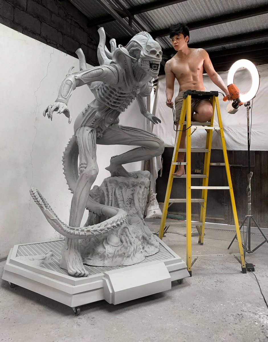 1:1 life-sized Alien's Xenomorph sculpture WIP by Jose Manansala / captainjoser (IG: instagram.com/captainjoser/). #Alien #Sculpture #CraftYourFandom