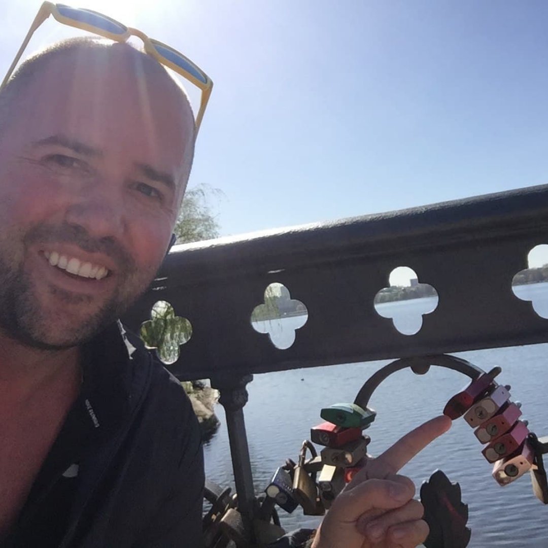 4everontheblock's tweet photo. The whole story of foreverontheblockchain started with a run and ended up with Sven calling Albert and telling him about digitale love locks. 🔓

#foreverontheblockchain #usforeverontheblockchain #youforeverontheblockchain  #founder #foundersstory #startup #startuphh https://t.co/RUdrKzVkR8