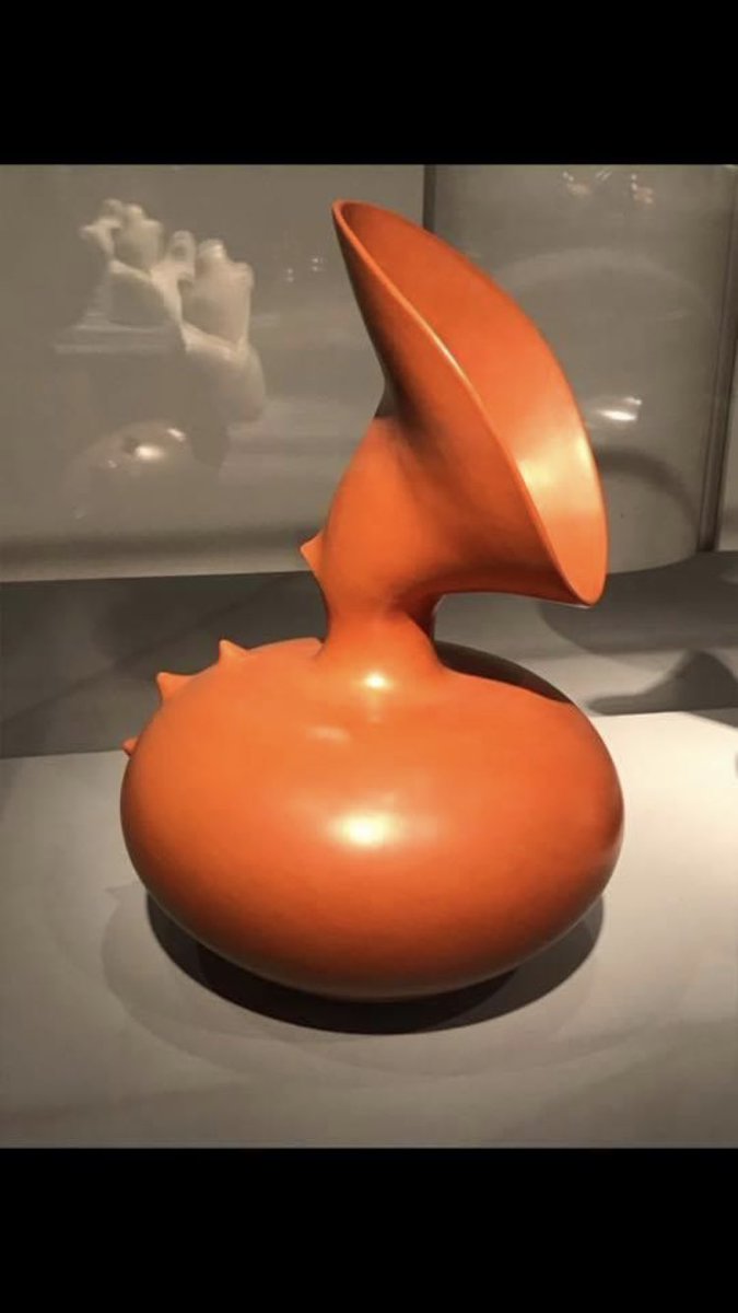 obatalamag's tweet photo. Inside Magdalene Odundo’s sculptural world of clay. 
Magdalene Odundo is a British-Kenyan artist. Born in Kenya in 1950, she first trained as graphic designer before discovering ceramics. She  completed her formal ceramic training at the West Surrey College of Art in England 1/10 https://t.co/WSc7H7l9c8