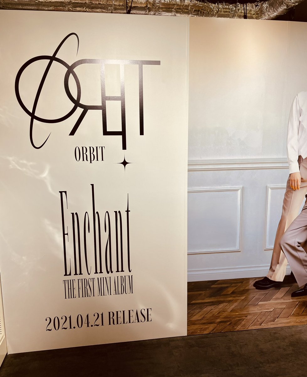 HmvBooksShibuya's tweet photo. 【#ORβIT】
🌏明日よりスタート💫

お知らせが遅くなりました💦
4/21発売 1st MINI ALBUM『#Enchant』発売記念パネル&amp;衣装展5Fにて開催🚀

入店して右を見るとものすごい迫力なので、ぜひエスカレーターでお越しください！

キャンペーン第3弾実施中&amp;Cαllingカード・複製チェキセットもご予約受付中！ https://t.co/AqJtoQjN1Q