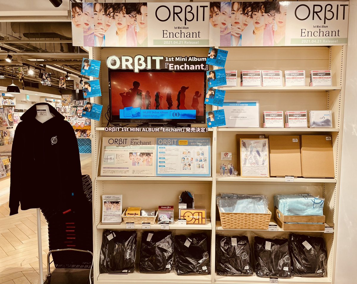 HmvBooksShibuya's tweet photo. 【#ORβIT】
🌏明日よりスタート💫

お知らせが遅くなりました💦
4/21発売 1st MINI ALBUM『#Enchant』発売記念パネル&amp;衣装展5Fにて開催🚀

入店して右を見るとものすごい迫力なので、ぜひエスカレーターでお越しください！

キャンペーン第3弾実施中&amp;Cαllingカード・複製チェキセットもご予約受付中！ https://t.co/AqJtoQjN1Q