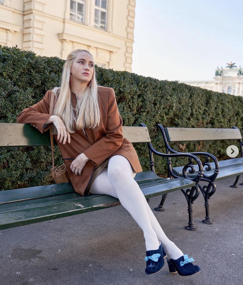 january_diaries's tweet photo. If you really want these shoes then you will have to get past me first 😉💙 #IDoubleDareYou 👠 #BlueShoes thanks to #PleiadesShoes perfect for my #ViennaSpring days #JanuaryDiaries #ShoeGoals #ViennaStyle https://t.co/oP8KyDDmnQ https://t.co/c7sfjRKMi1