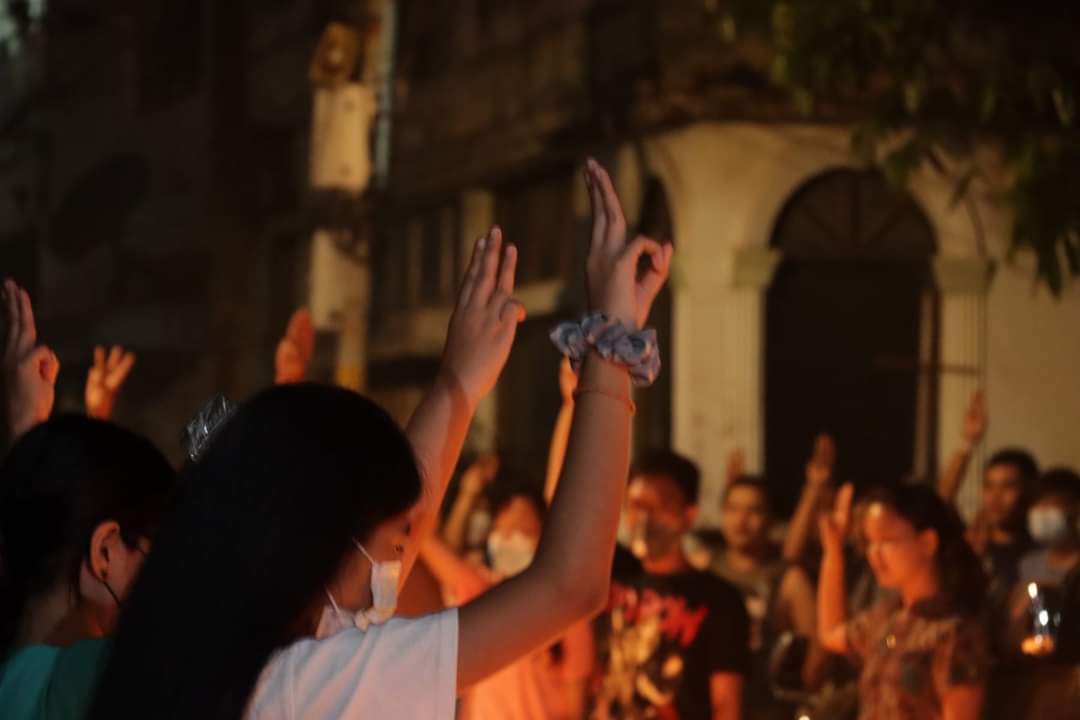 AKMyat274's tweet photo. Tw // light
Peaceful Night Strike in #Puzuntaung Township, #Yangon Region tonight!
STRENGTH OF UNITY
#WhatsHappeninglnMyanmar🇲🇲
#Mar22Coup https://t.co/iup79Odlyw