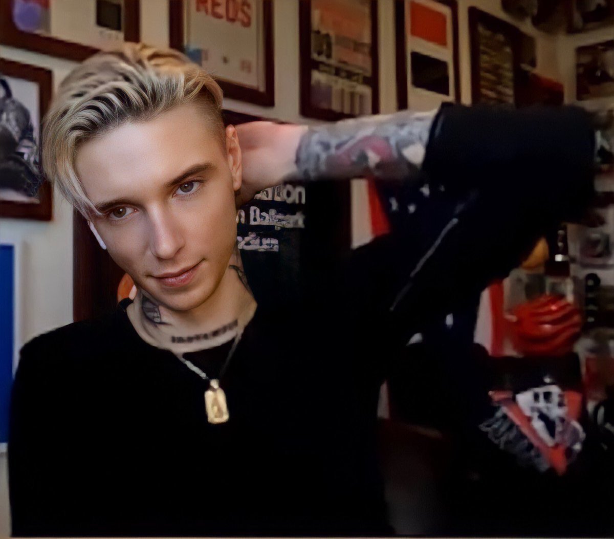 Lindsey50918023's tweet photo. Just leaving these handsome chaps here for you all to admire. Along with a huge Thank you to all the guys from @blackveilbrides for keeping fans spirits up and producing some great hits and doing their various live streams etc during the covid 19 pandemic xxxx πππππ #BVB4Eva https://t.co/WIiMHiLyzq