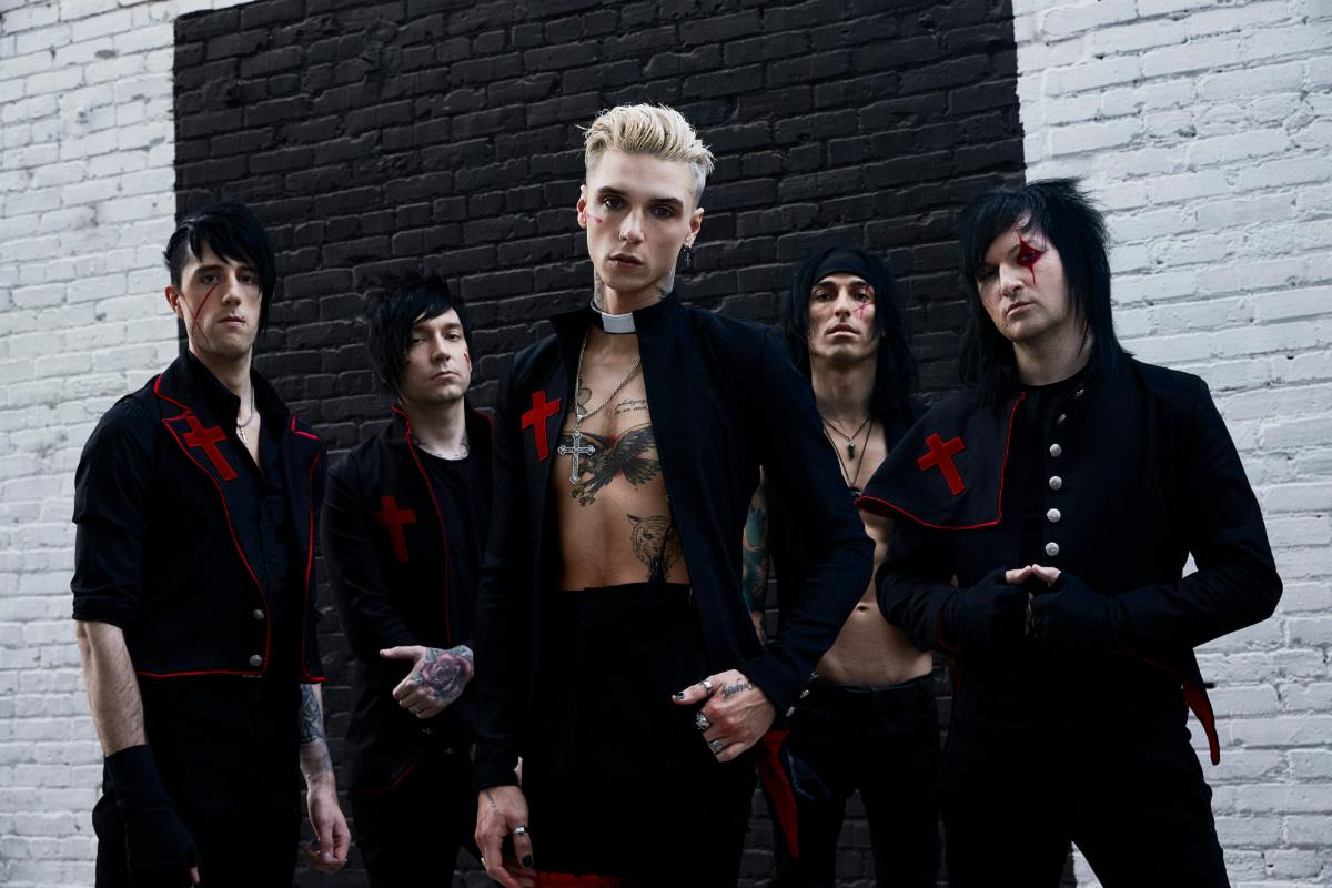 Lindsey50918023's tweet photo. Just leaving these handsome chaps here for you all to admire. Along with a huge Thank you to all the guys from @blackveilbrides for keeping fans spirits up and producing some great hits and doing their various live streams etc during the covid 19 pandemic xxxx πππππ #BVB4Eva https://t.co/WIiMHiLyzq