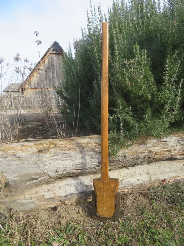 FLLauresham's tweet photo. As part of the #12montsmanor series, we would like to share yet another functional replica with you: a spade. 
This replica used in Lauresham is based on the find (8/9.th century) of Münchhausen. Within Lorsch Abbey itself, spade types like these have been discorered as well. https://t.co/qebS1qgwr8