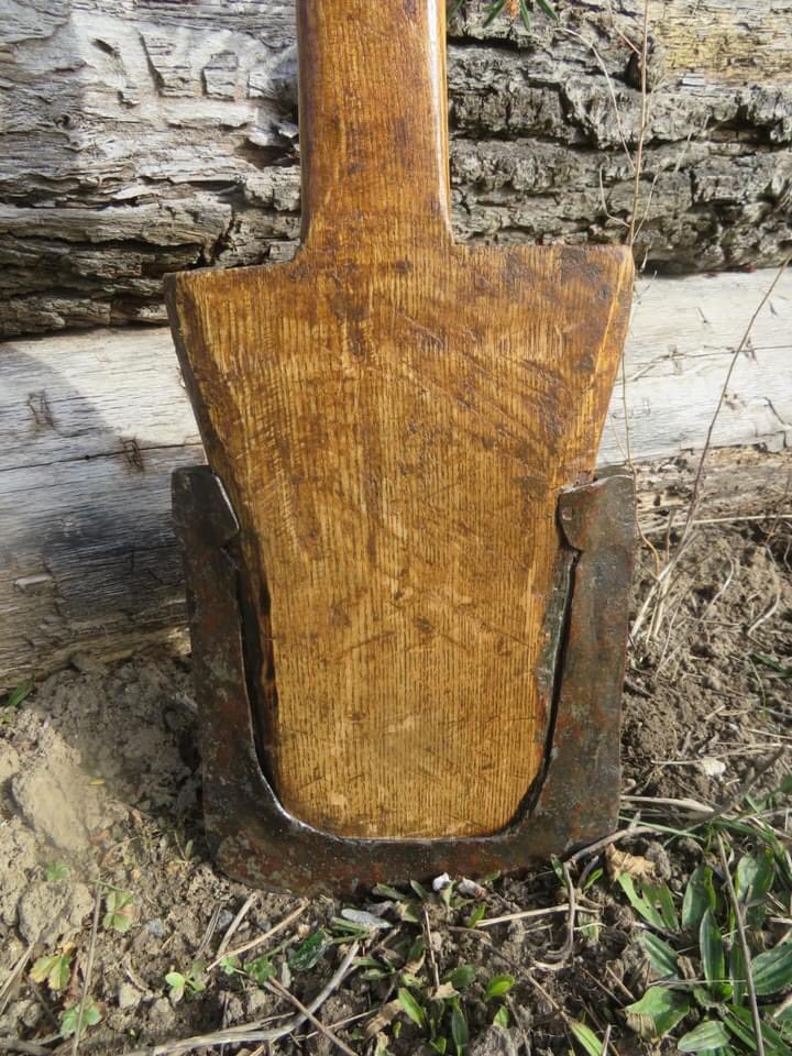 FLLauresham's tweet photo. As part of the #12montsmanor series, we would like to share yet another functional replica with you: a spade. 
This replica used in Lauresham is based on the find (8/9.th century) of Münchhausen. Within Lorsch Abbey itself, spade types like these have been discorered as well. https://t.co/qebS1qgwr8