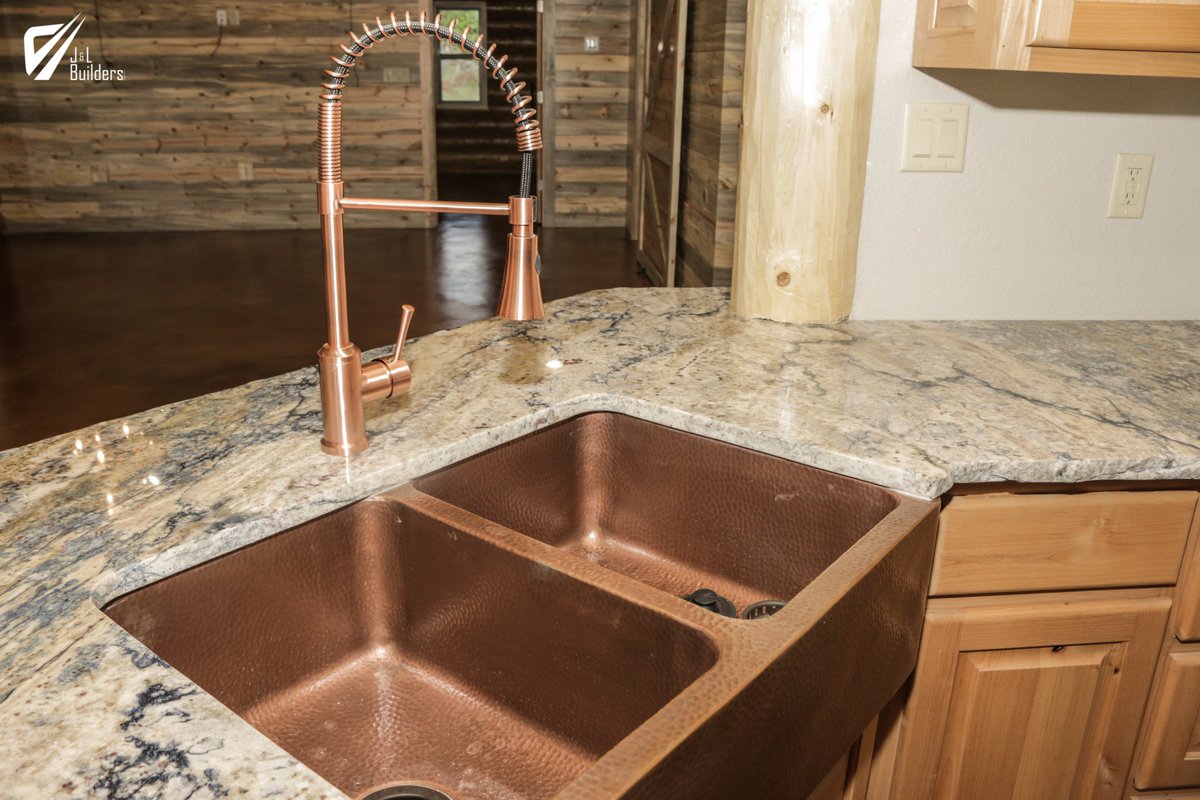 jlbuildersllc's tweet photo. Happy Monday everyone! Here's a closer look at the kitchen in the cozy log cabin: brand new stainless steel appliances, natural log siding, double bowl copper apron sink, and gorgeous granite countertops. The perfect place to relax and unwind. π₯° #jlbuildersllc #cozycabinlife https://t.co/iwL7h2JQ8h