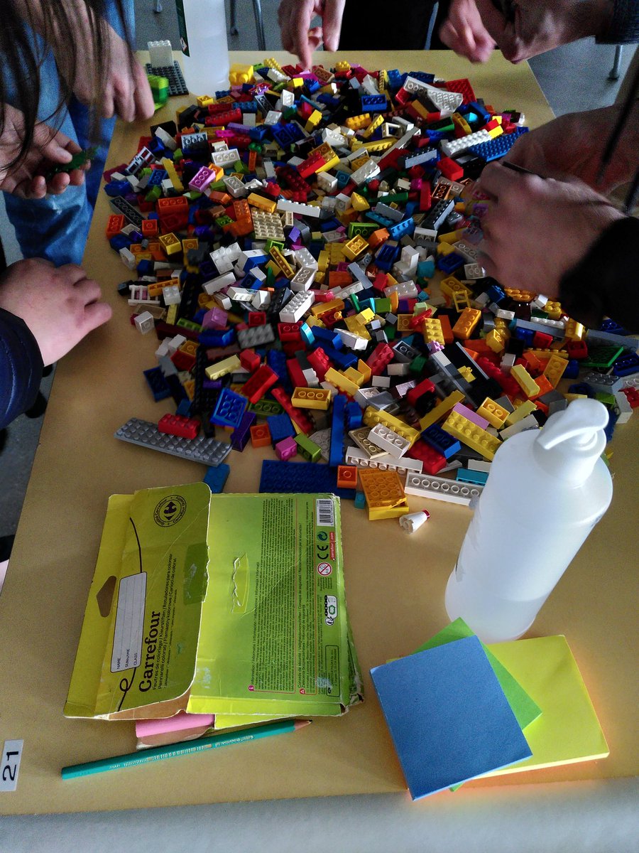 a_barralon's tweet photo. Le bruit du crunch crunch du Lego qui raisonne dans la salle @EstiaOfficiel #MasterIP #Lego4Scrum #LearningByDoing https://t.co/VoJmYfdZnb